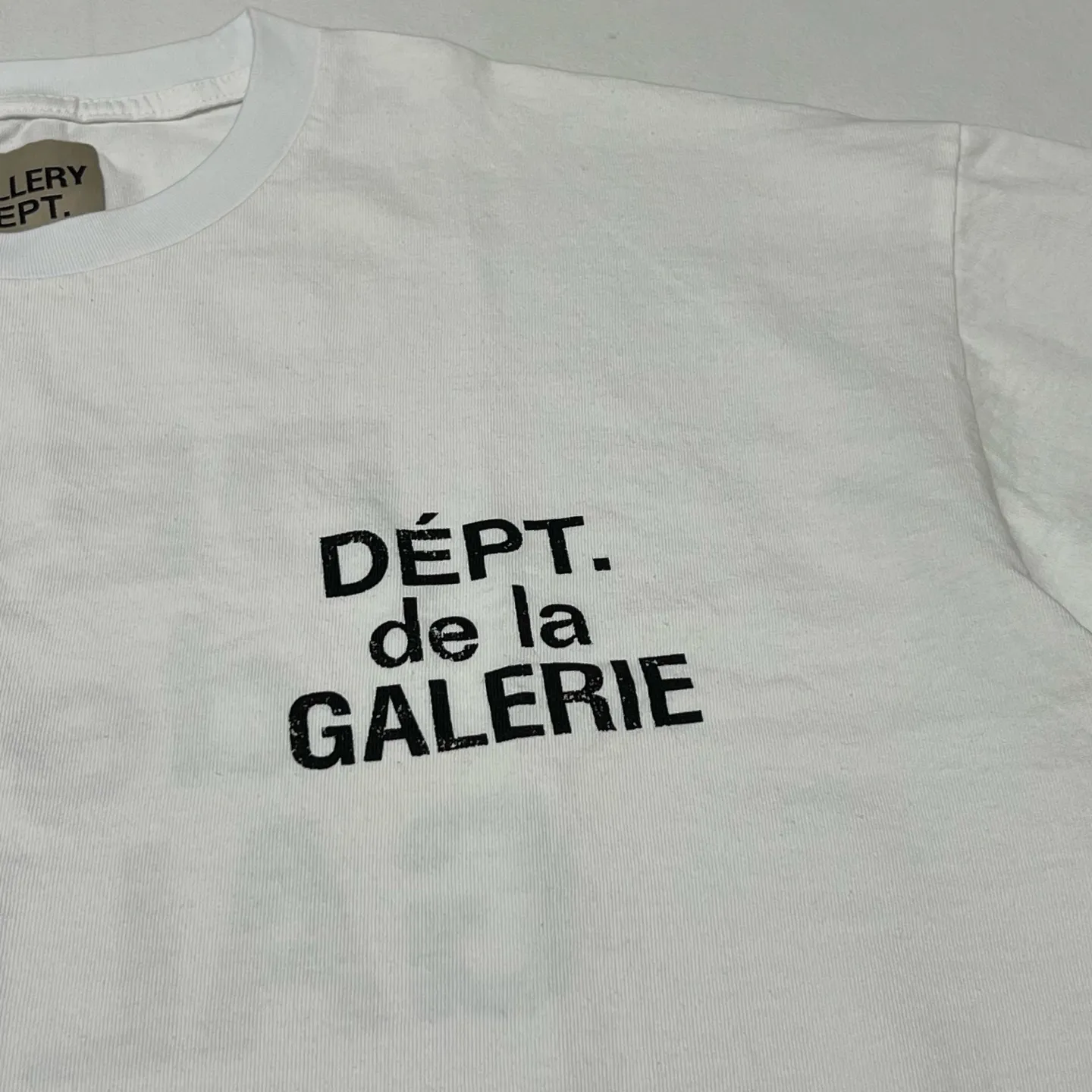 GALLERY DEPT. CLASSIC FRENCH TEE Classic French TEE White S-XL This time the return of the classic French Tee follows the newly replenished version of the official website. The printing is mottled and distressed. The main label/wash water label/code number label are also updated. The old style is newly made and the quality is increased.